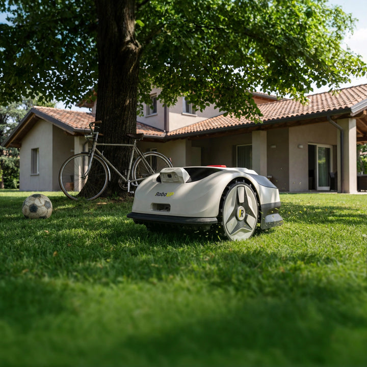 RoboUP Raccoon 2SE klipper automatiskt i trädgård