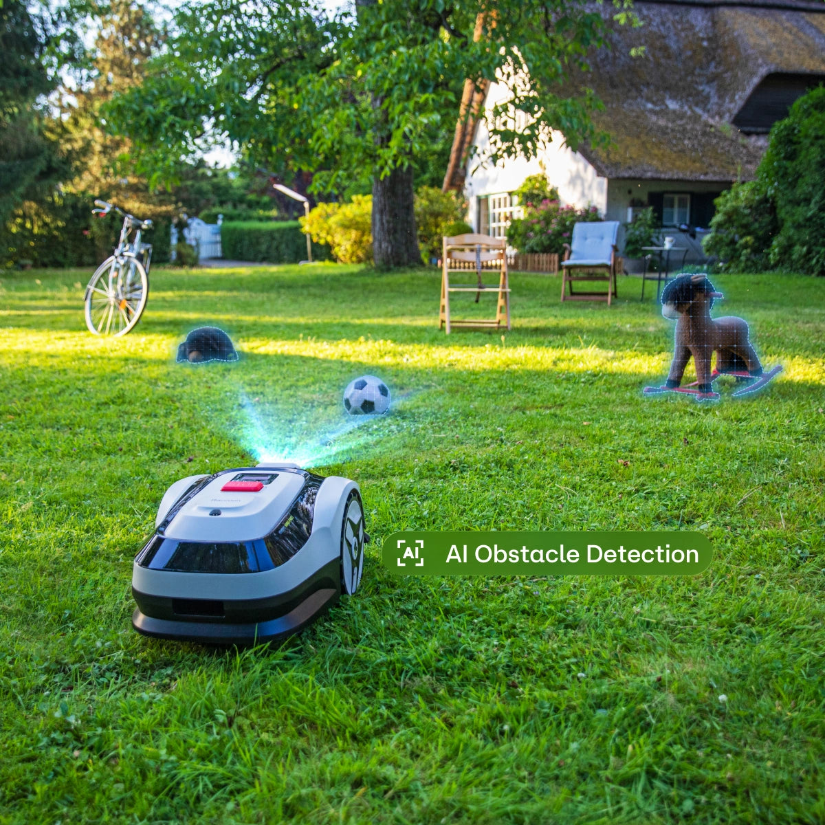 RoboUP Raccoon 2SE robotgräsklippare i villaträdgård