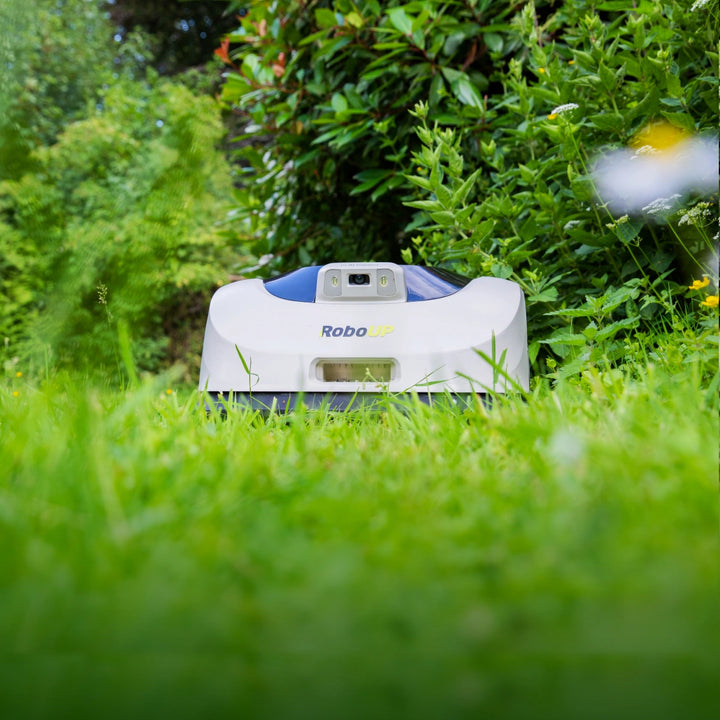 Slinglös RoboUP Raccoon 2SE robotgräsklippare i gräsmatta