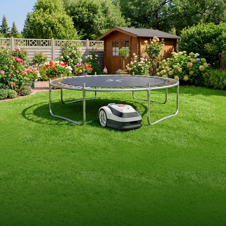 Slinglös robotgräsklippare RoboUP Raccoon 2SE arbetar