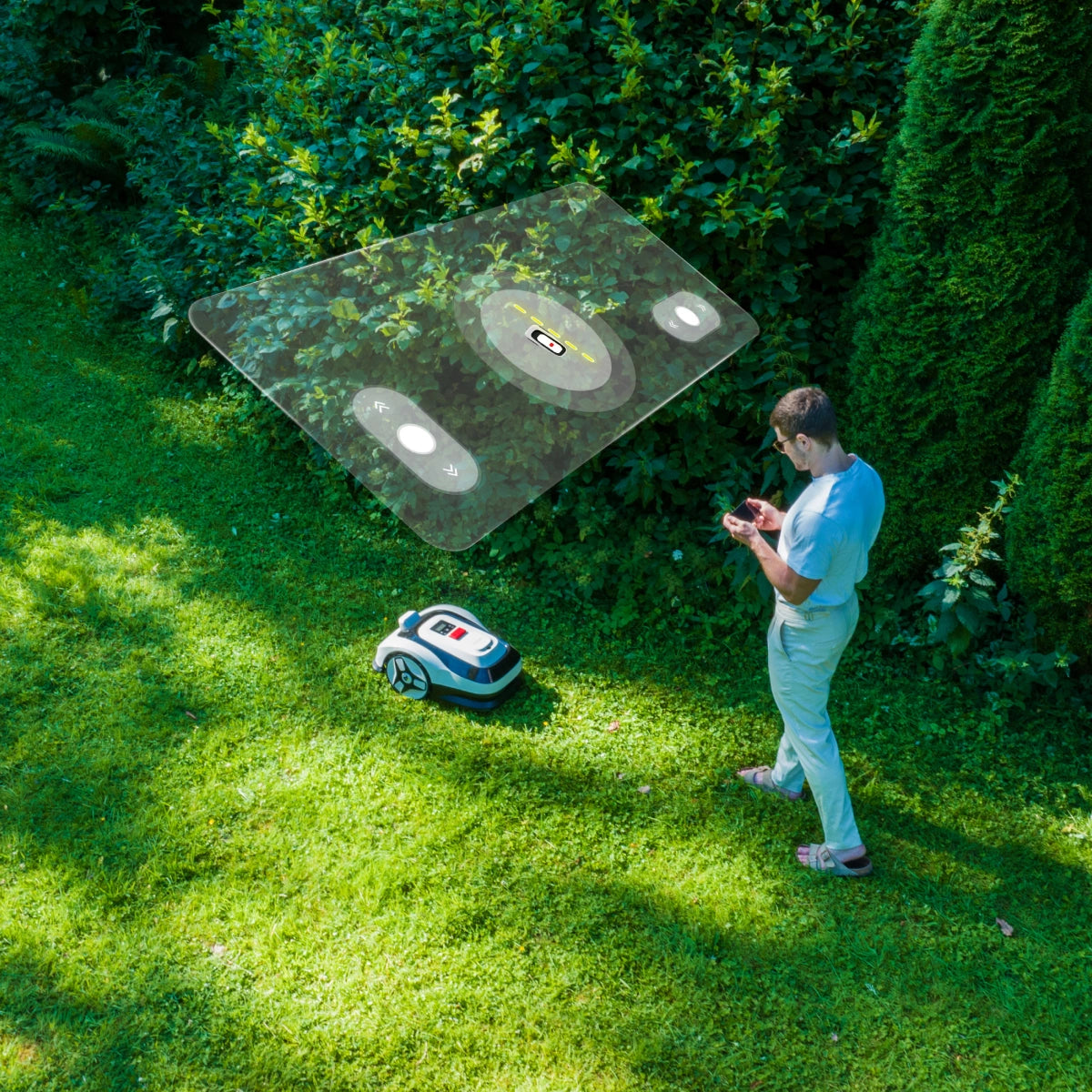 RoboUP Raccoon 2SE robotgräsklippare nära uteplats